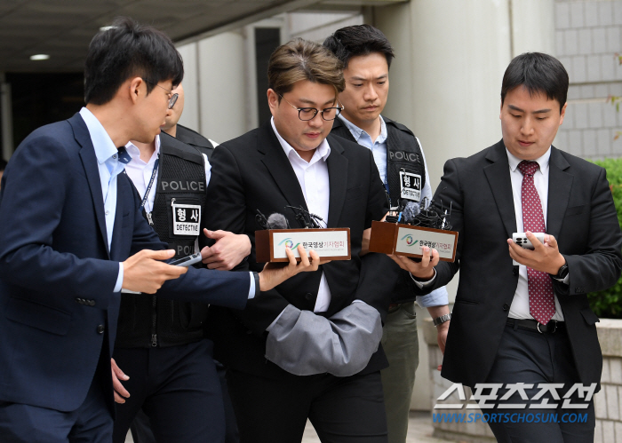 "회당 출연료 8억" 구속 김호중, 공연 강행 이유였나…'맥주 구입'에도…