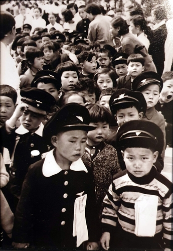 창경궁으로 소풍 가는 어린이들. 1956년 [임인식 제공]