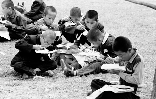 경복궁에 소풍 온 학생들이 잔디밭에 앉아 도시락을 맛있게 먹고 있다. 1964년 [한치규 제공]