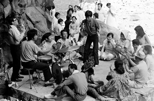 경기도 연천군 재인폭포에 소풍 온 주민들이 여흥을 즐기고 있다. 1972년 [한치규 제공]