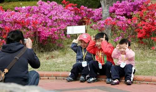 강릉시 오죽헌에 소풍 온 유치원생들이 앙증맞은 표정으로 사진을 찍고 있다. 2008년 [연합뉴스 자료사진]
