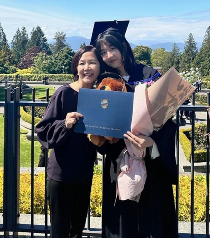 이성미, '박보영 닮은' 막내딸 대학 졸업 축하 "이제 사회로"