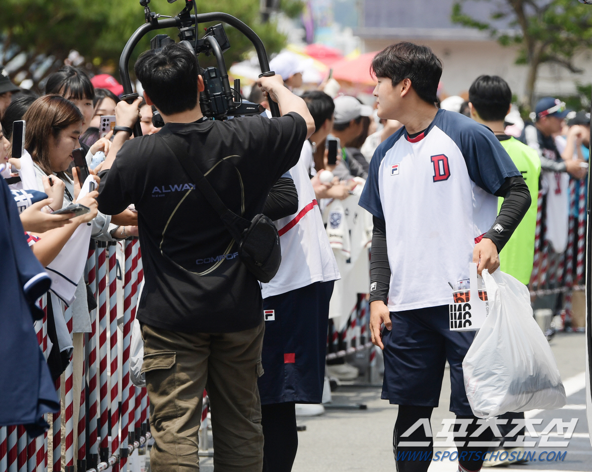 두산 슈퍼 루키는 멘탈 갑, 역전 스리런포 충격에도 변함없는 팬서비스 […