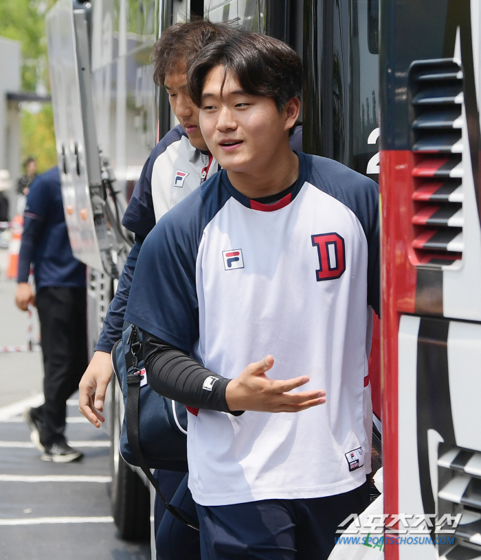 두산 슈퍼 루키는 멘탈 갑, 역전 스리런포 충격에도 변함없는 팬서비스 […