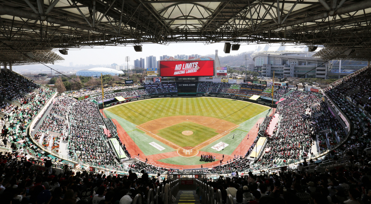 '야구보기 딱 좋은 날이네~' 인천 한화-SSG전 매진, 랜더스필드 시즌…