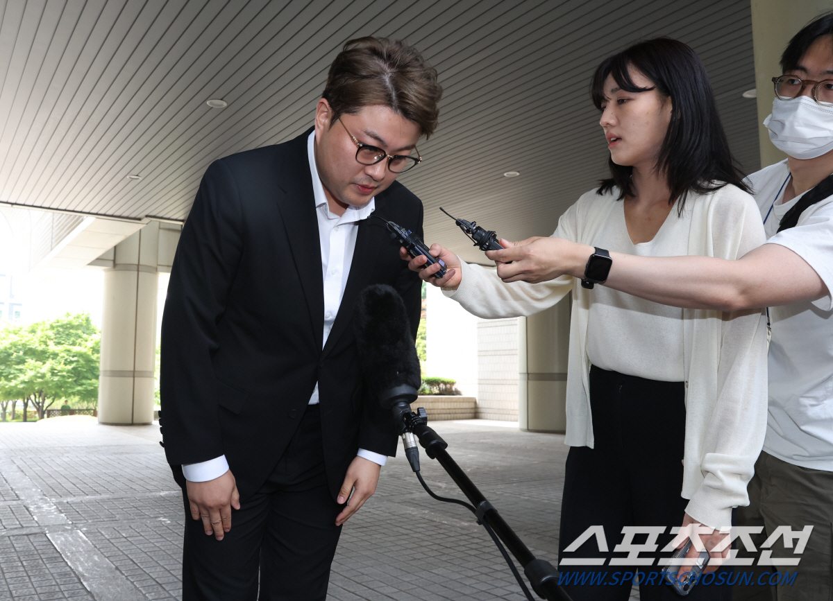 [SC이슈] '구속' 김호중, 판사 "힘없는 막내 처벌은 괜찮나"vs팬덤…