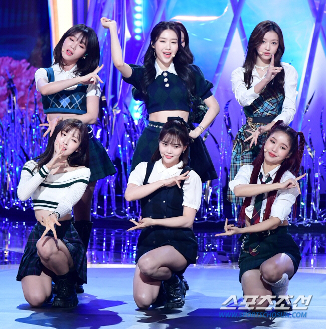 오마이걸 마셨던 물병이 상품? 논란의 대학 축제 사과 "미숙한 진행 죄송…