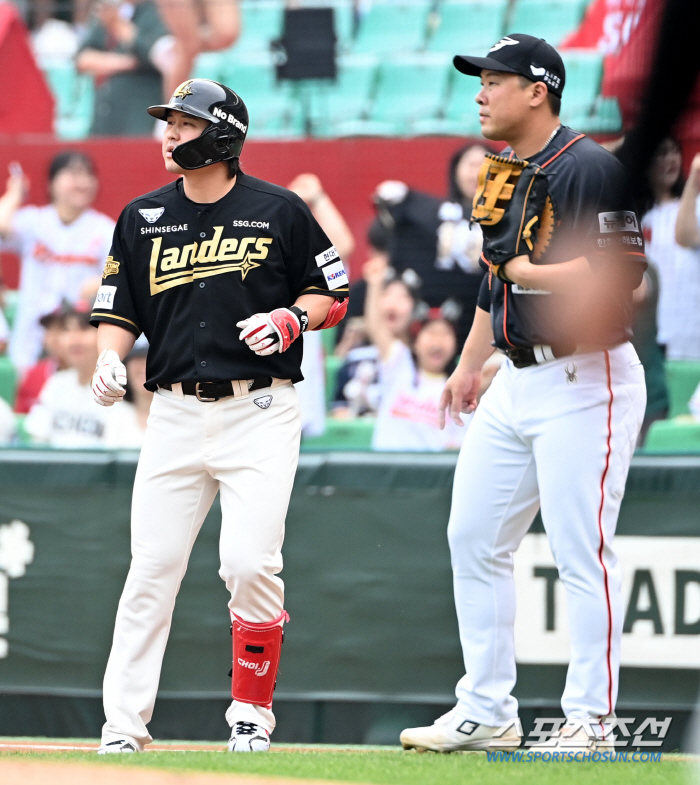 '스윙 후 어깨 통증' SSG 최정, 한화전 도중 교체 "상태 확인 후 …