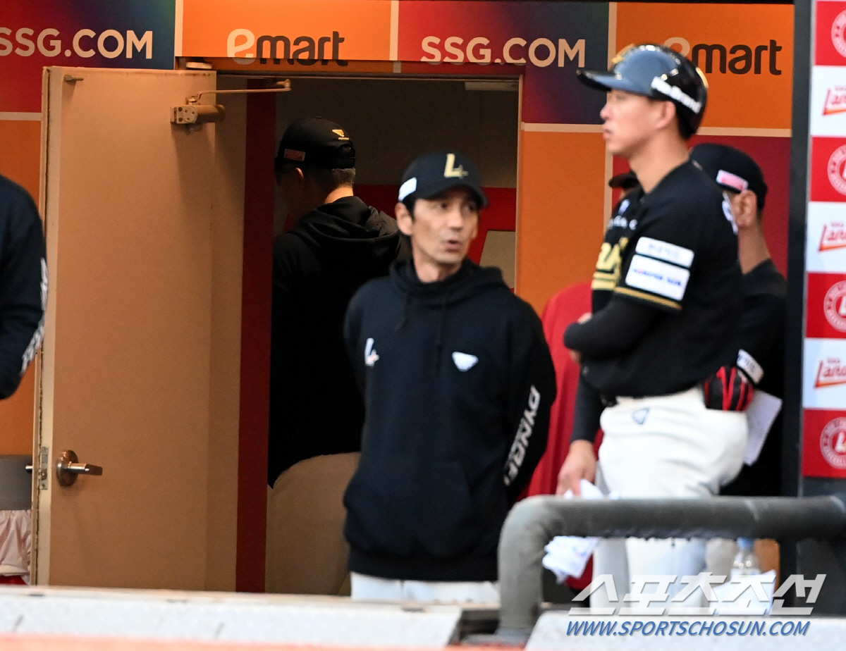 '뜬공→비디오 판독→안타' 벤치 박차고 나온 SSG 이숭용 감독, 자동 …