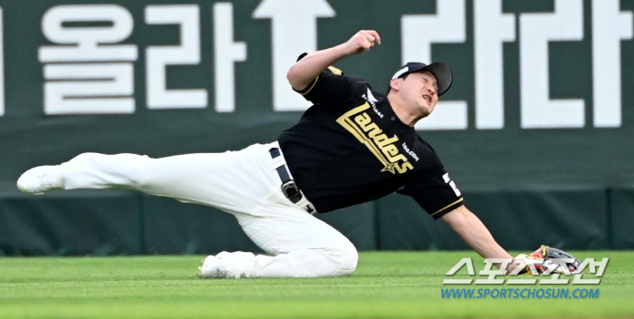 '또 가상 판정?' 발끈한 SSG, KBO에 설명 요청...안치홍 "심판…