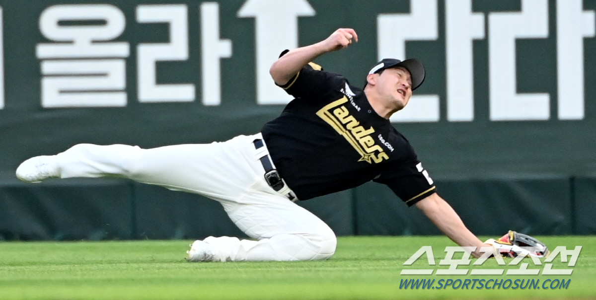 '또 가상 판정?' 발끈한 SSG, KBO에 설명 요청...안치홍 "심판…