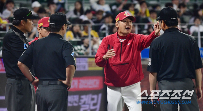 '또 가상 판정?' 발끈한 SSG, KBO에 설명 요청...안치홍 "심판…