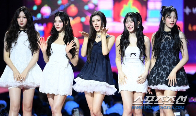 뉴진스, 대학 축제 수익금 전액 기부 결정 "신곡 무대 기대 부탁" [전…