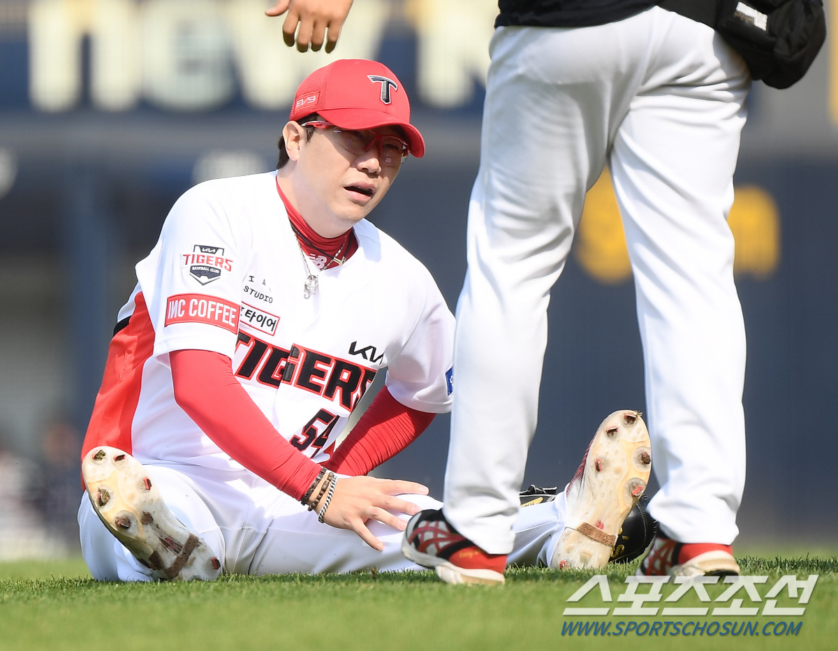 '역사 쓴 투수가 털썩 주저앉았다’ 직관 온 가족도 놀랐는데...1이닝 …