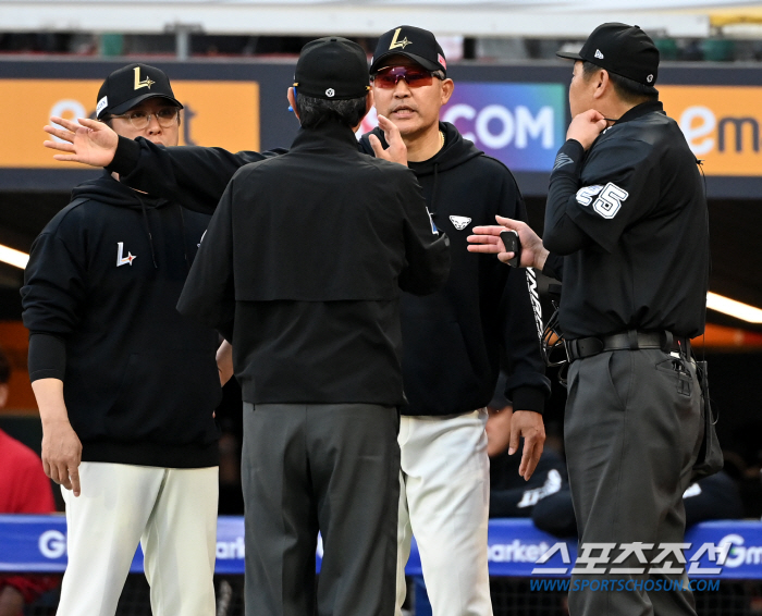 '또 가상 판정?' 뜬공→안타→주자 재배치 격앙된 SSG의 의문, 한화 …