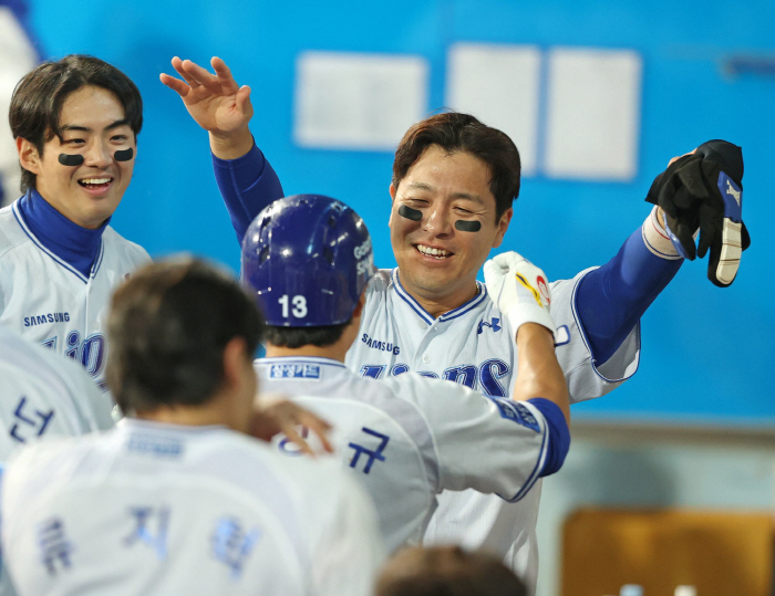 3루에 몸 던진 39세 포수의 투혼. 사령탑도 깜짝 놀랐다 "후배들이 보…