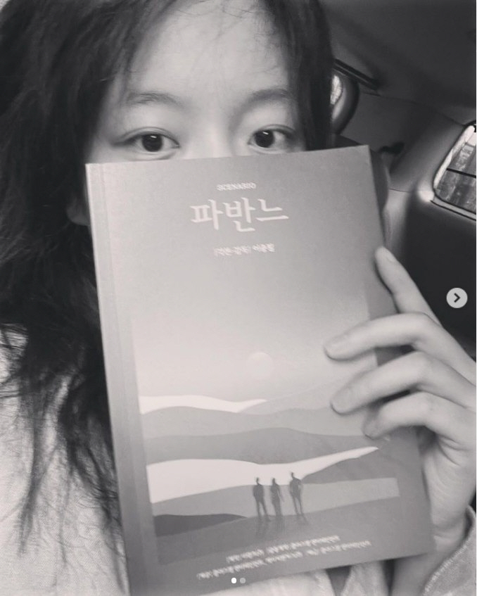 고아성, 흑백 톤 수수한 셀카로 근황 전해 "영화 촬영 중"