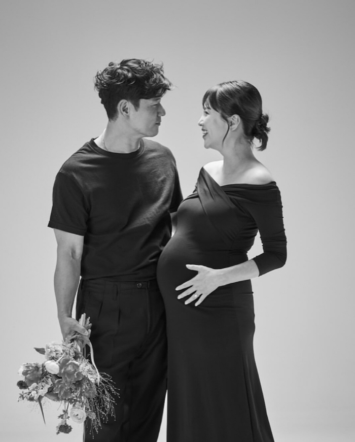 '6월 출산' 아유미, '볼록 D라인' 만삭 화보 "역대급 몸무게지만 가…