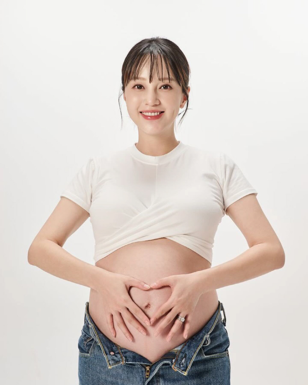 '6월 출산' 아유미, '볼록 D라인' 만삭 화보 "역대급 몸무게지만 가…