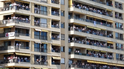 (모나코=연합뉴스) 김상연 기자 = 25일(현지시간) 오후 모나코에서 열린 F1(포뮬러원) 그랑프리를 관람하려는 인파가 아파트 테라스에 몰려 있다. 2024.5.25 goodluck@yna.co.kr