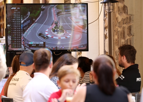 (모나코=연합뉴스) 김상연 기자 = 25일(현지시간) 오후 모나코 한 식당에서 손님들이 F1 모나코 그랑프리 중계방송을 시청하고 있다. 2024.5.25 goodluck@yna.co.kr