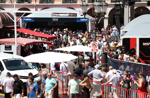 (모나코=연합뉴스) 김상연 기자 = 25일(현지시간) 오후 모나코에서 열린 F1(포뮬러원) 그랑프리를 맞아 부대 행사장이 붐비고 있다. 2024.5.25 goodluck@yna.co.kr