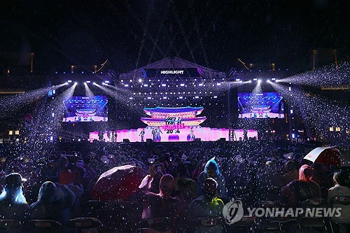 (서울=연합뉴스) 문화체육관광부는 한국관광공사와 베트남 시장을 겨냥해 지난 24일부터 26일까지 하노이 일원에서 '케이-관광 로드쇼' 행사를 개최했다고 27일 밝혔다. 사진은 하노이 케이-관광 로드쇼 개막식 공연. 2024.5.27 [문화체육관광부 제공. 재판매 및 DB 금지] photo@yna.co.kr
