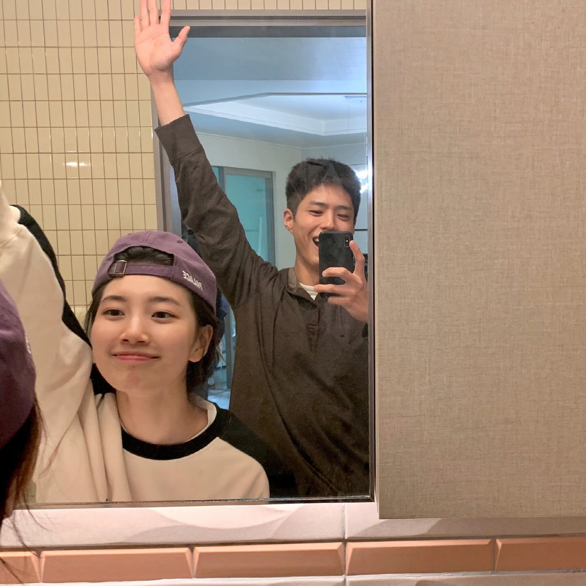 박보검♥수지, 볼 맞대고 초밀착 다정 스킨십...실제 연인인 줄 '설렘 …