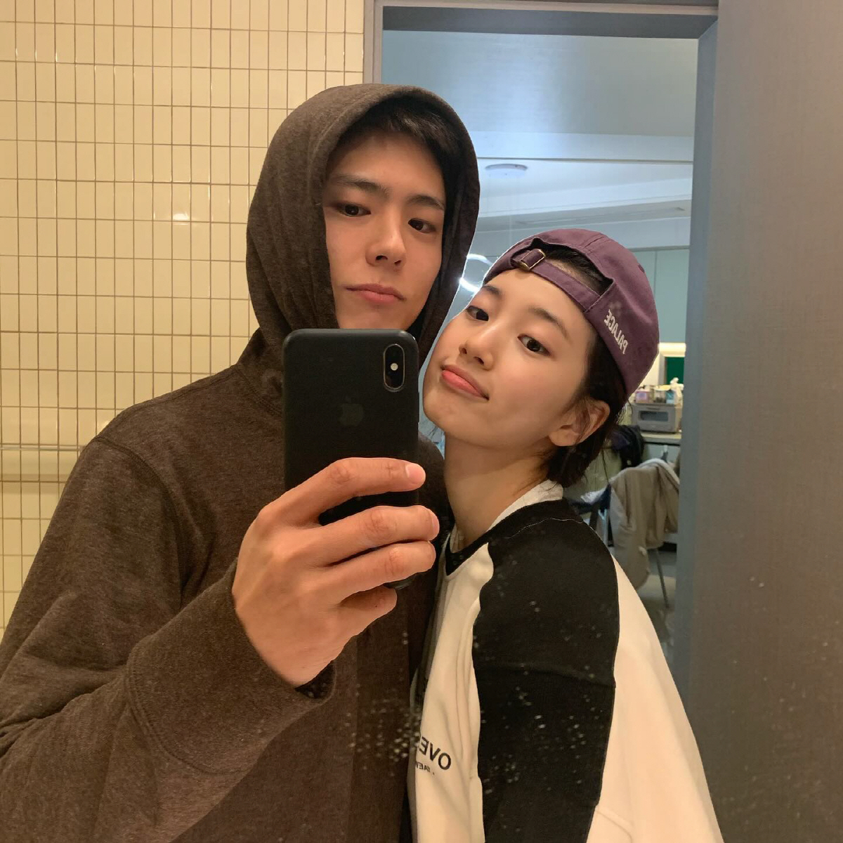 박보검♥수지, 볼 맞대고 초밀착 다정 스킨십...실제 연인인 줄 '설렘 …