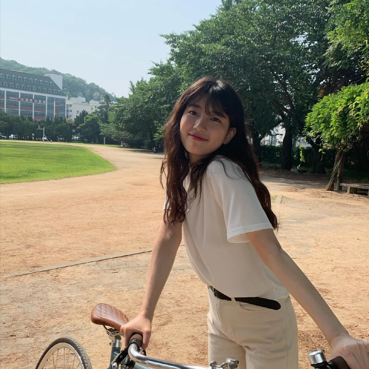 박보검♥수지, 볼 맞대고 초밀착 다정 스킨십...실제 연인인 줄 '설렘 …