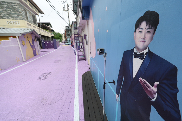 "음주운전 뺑소니길"vs"철거는 시기상조"…김호중 김천 소리길 갑론을박 …