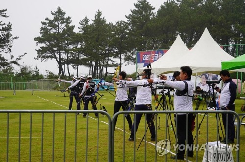 (서울=연합뉴스) 2020도쿄올림픽에서 전 종목 금메달에 도전하는 한국 양궁 대표팀이 '바닷가 특훈'에 돌입했다. 올림픽 양궁대표팀이 17일 전남 신안군 자은도에서 올림픽 대비 환경 적응훈련을 하고 있다. 2021.5.17 [대한양궁협회 제공. 재판매 및 DB 금지] photo@yna.co.kr