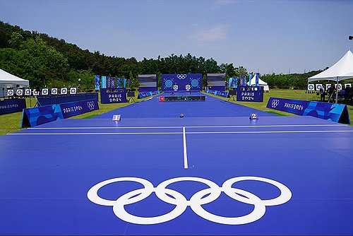 (서울=연합뉴스) '세계 최강' 한국 양궁이 파리 올림픽 양궁장을 똑같이 재현해놓고 비공개 모의고사를 치렀다. 양궁 대표팀은 지난 7일부터 9일까지 충북 진천 국가대표선수촌 양궁장에서 2024 파리 올림픽 대비 1차 스페셜 매치를 진행했다. 사진은 파리 올림픽 양궁 경기장을 재현한 세트장. 2024.5.9 [대한양궁협회 제공. 재판매 및 DB 금지] photo@yna.co.kr