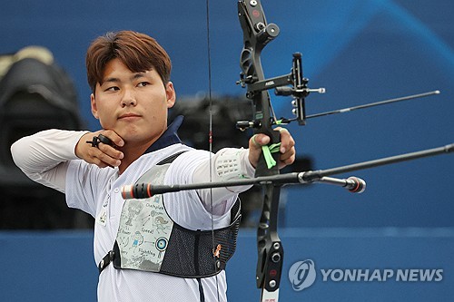 (서울=연합뉴스) 신현우 기자 = 3일 오후 서울 용산구 전쟁기념관 평화의광장 특설무대에서 열린 현대자동차 정몽구배 한국양궁대회 2023 리커브 남자부 결승 구대한과 이우석의 경기. 이우석이 슈팅하고 있다. 2023.9.3 nowwego@yna.co.kr