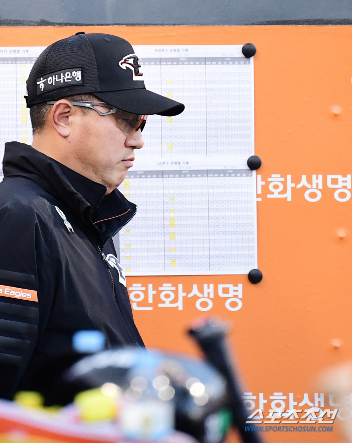 사령탑 떠나보낸 한화, 침울한 분위기 속 첫 훈련…침묵속 '딱''딱' 소…