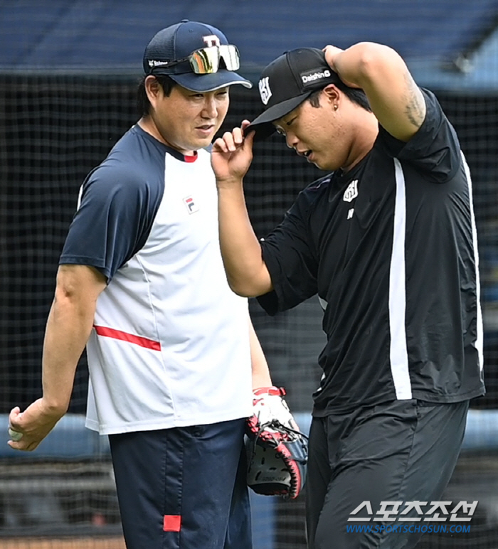 '다치지 말고 잘해봐~' 후배 포수 강백호 격려하는 양의지의 애정 가득 …