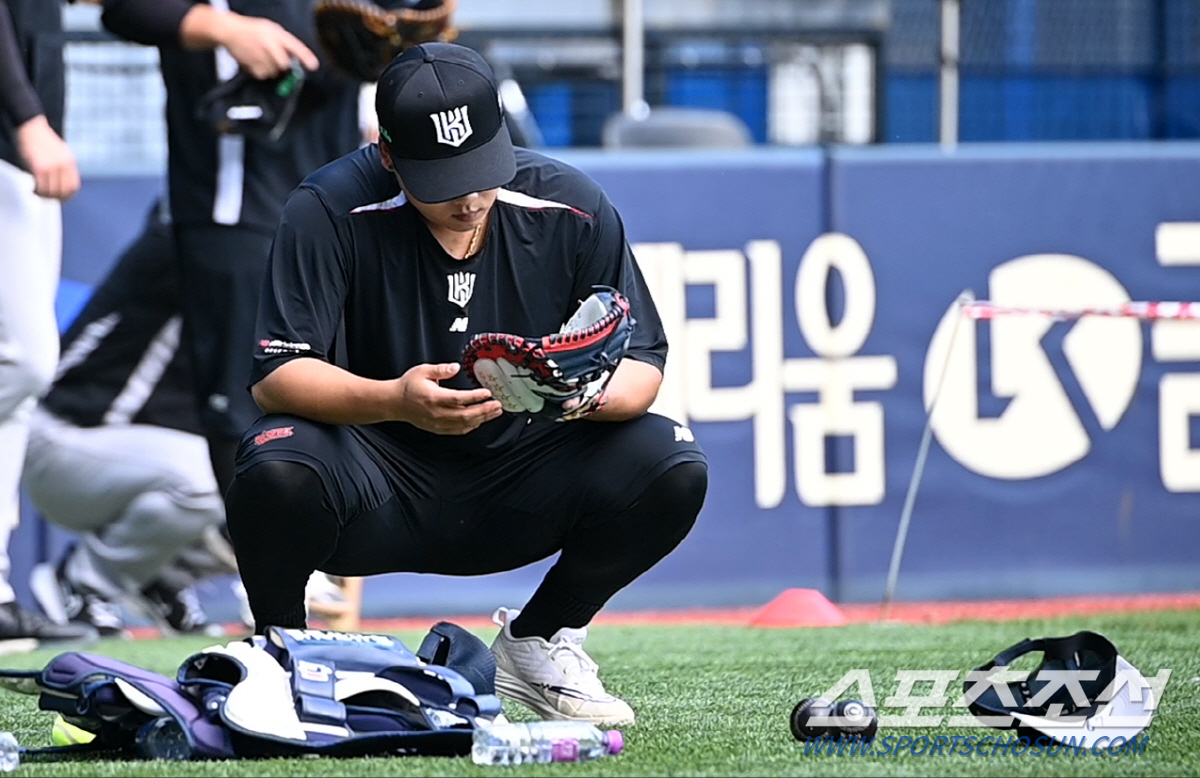 '다치지 말고 잘해봐~' 후배 포수 강백호 격려하는 양의지의 애정 가득 …