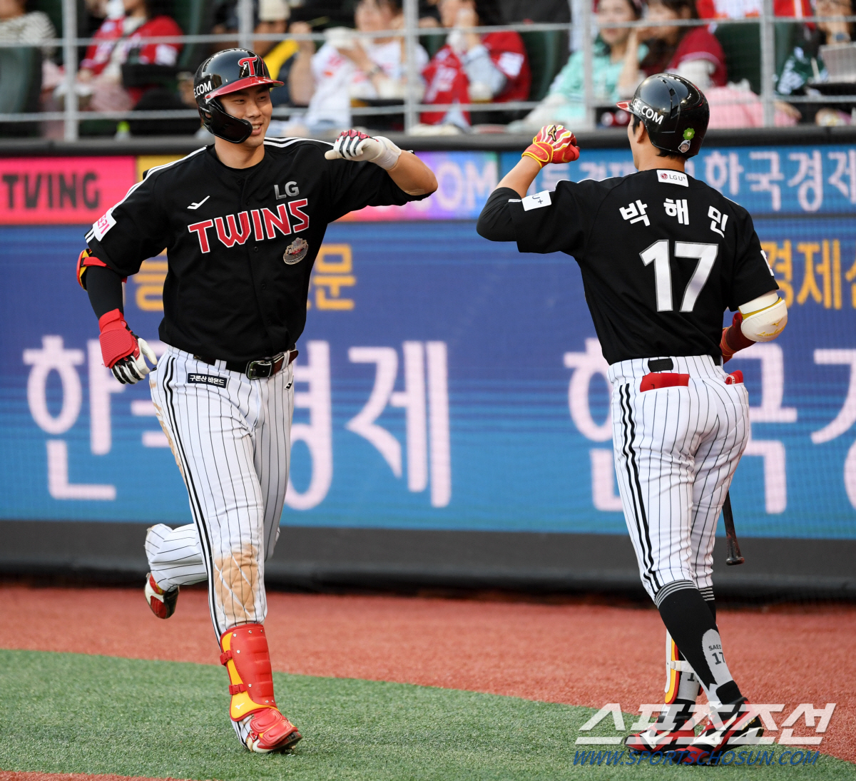 '범석아 오늘은 쉬어' 리드오프 홍창기 스리런포 시작...7번 타자 구본…