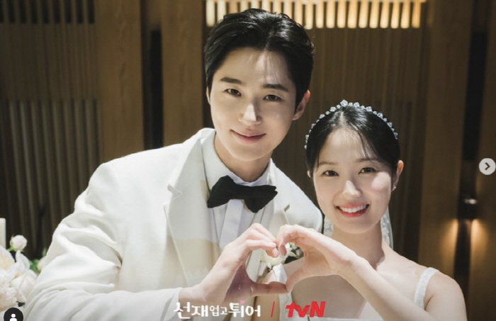 "솔선재 하객 구함" 변우석♥김혜윤, '벚꽃 엔딩' 여운 더한 웨딩 화보…