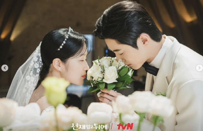 "솔선재 하객 구함" 변우석♥김혜윤, '벚꽃 엔딩' 여운 더한 웨딩 화보…
