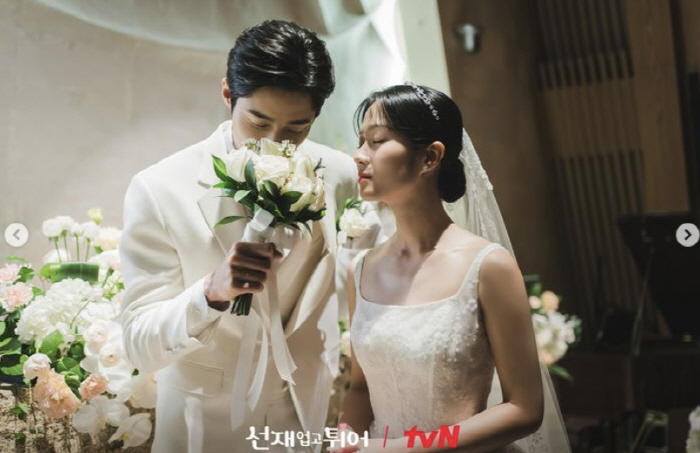 "솔선재 하객 구함" 변우석♥김혜윤, '벚꽃 엔딩' 여운 더한 웨딩 화보…