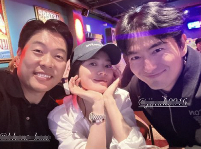 송혜교, '검은수녀들'로 만난 '화려한 인맥 라인업'..'소속사 대표에 …