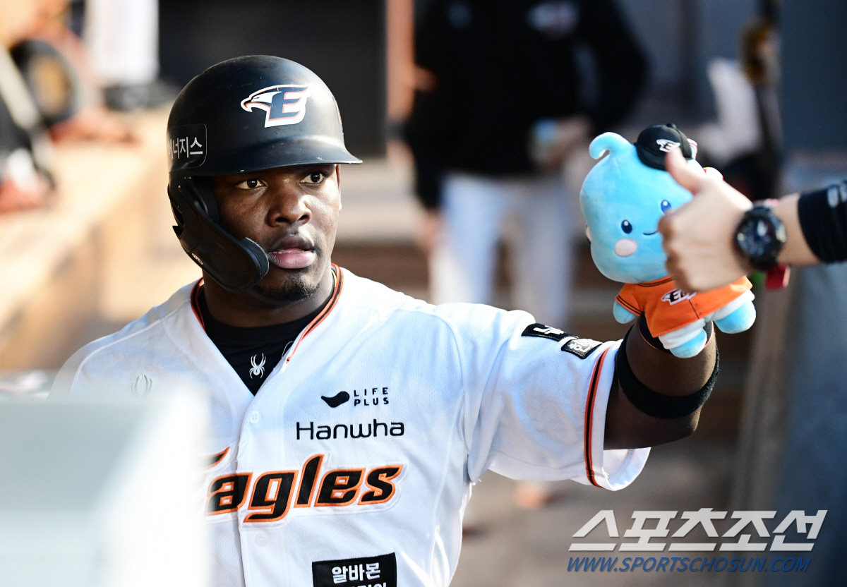 홈런 1위, 올스타전 투표도 1위…한화 '복덩이'가 사이클링 히트를 포기…