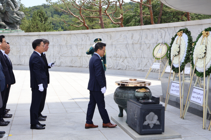 한화그룹 방산계열사, 국립서울현충원서 합동 참배·묘역 정비 봉사활동 진행