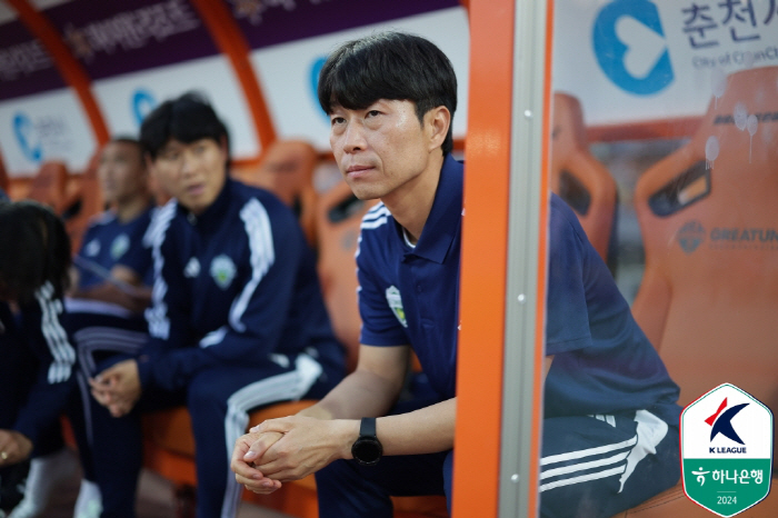 [현장리뷰]'전병관 퇴장' 김두현 전북 감독 데뷔전서 강원에 1-2 패배…