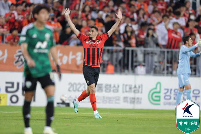 [현장리뷰]'전병관 퇴장' 김두현 전북 감독 데뷔전서 강원에 1-2 패배…