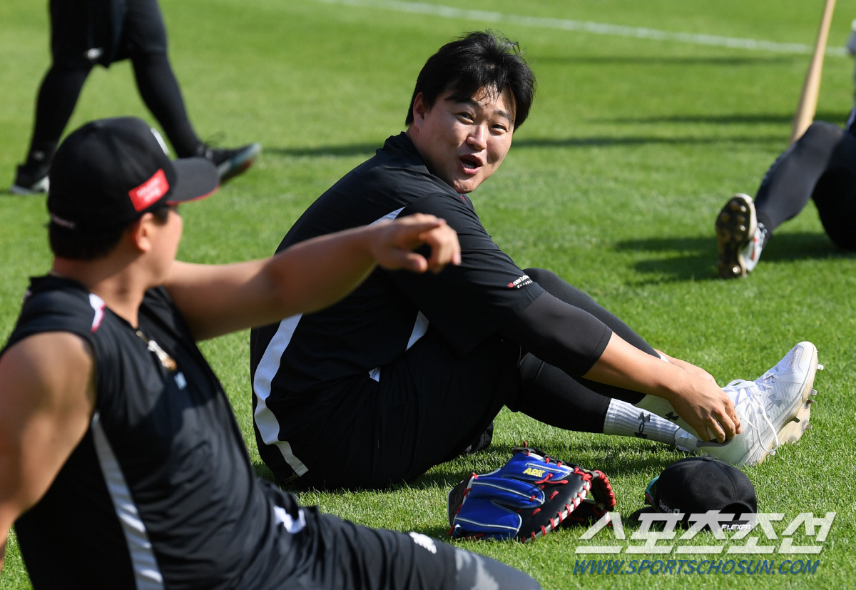 '재균아 이렇게 하는 거 맞아?' KT 위즈 이적 첫날 적응 마친 오재일…