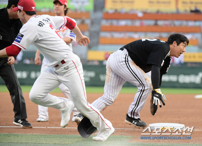 백전노장 발야구 vs 데뷔 첫 타석 페이크번트 앤 슬래시...팽팽해지던 …