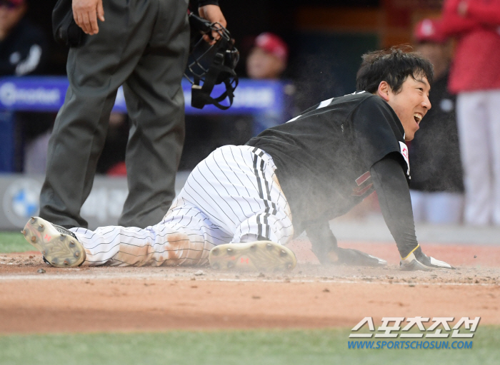 백전노장 발야구 vs 데뷔 첫 타석 페이크번트 앤 슬래시...팽팽해지던 …