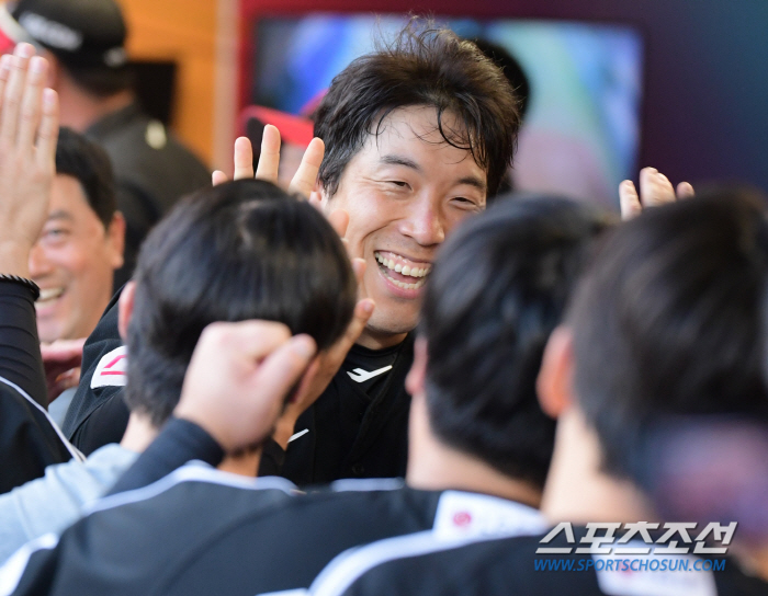 백전노장 발야구 vs 데뷔 첫 타석 페이크번트 앤 슬래시...팽팽해지던 …